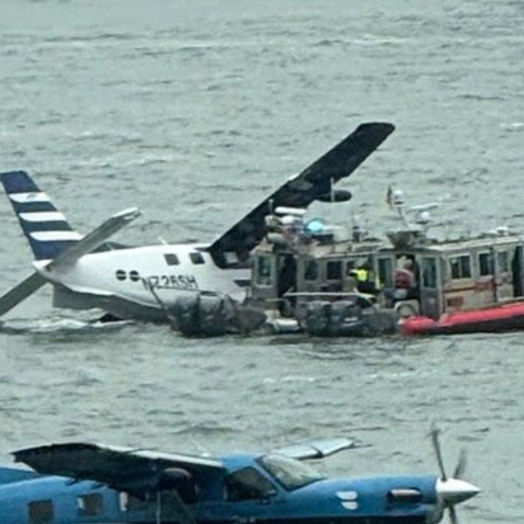 Las imágenes captadas en el río muestran a la aeronave flotando en el agua con una de sus alas sumergida. Foto Dailymail
